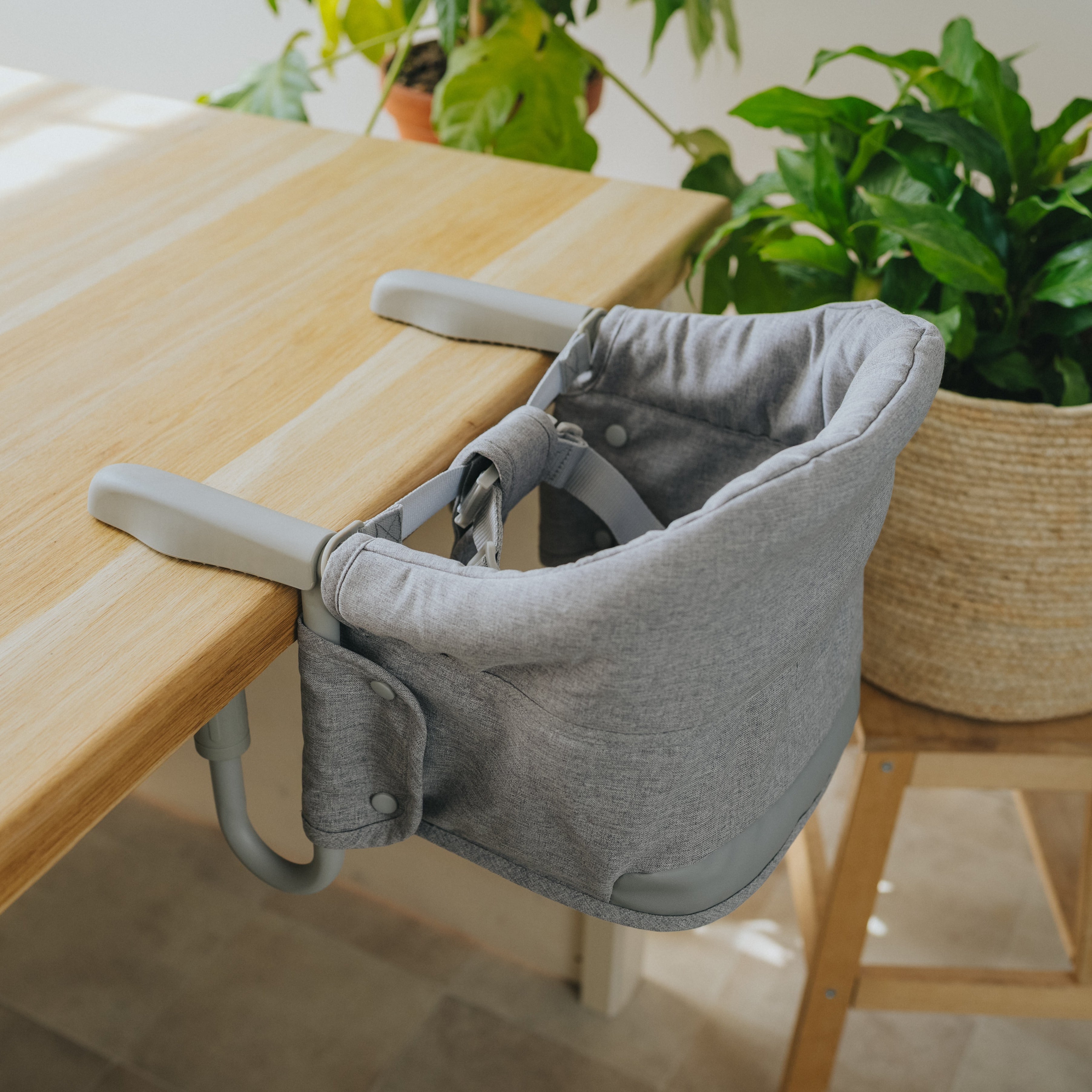 Cestovní jídelní židlička Monkey Mum® - šedá - rozbalená