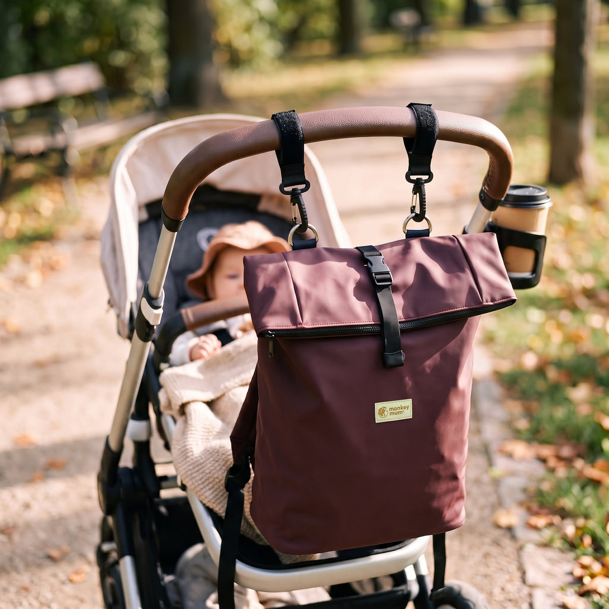 Monkey Mum® Softshellový batoh na kočárek – Medvědí stopa