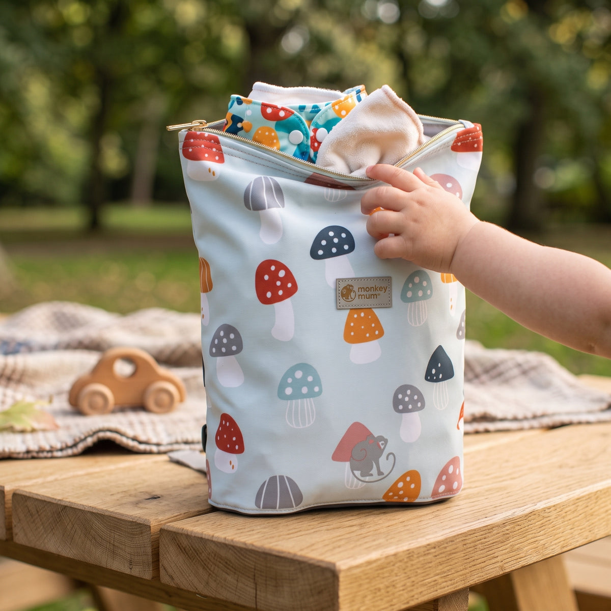 Dětský softshellový batůžek Monkey Mum® - Pestrobarevné mochomůrky