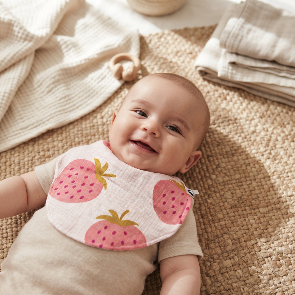 Mušelínový slintáček Monkey Mum® - Jahoda