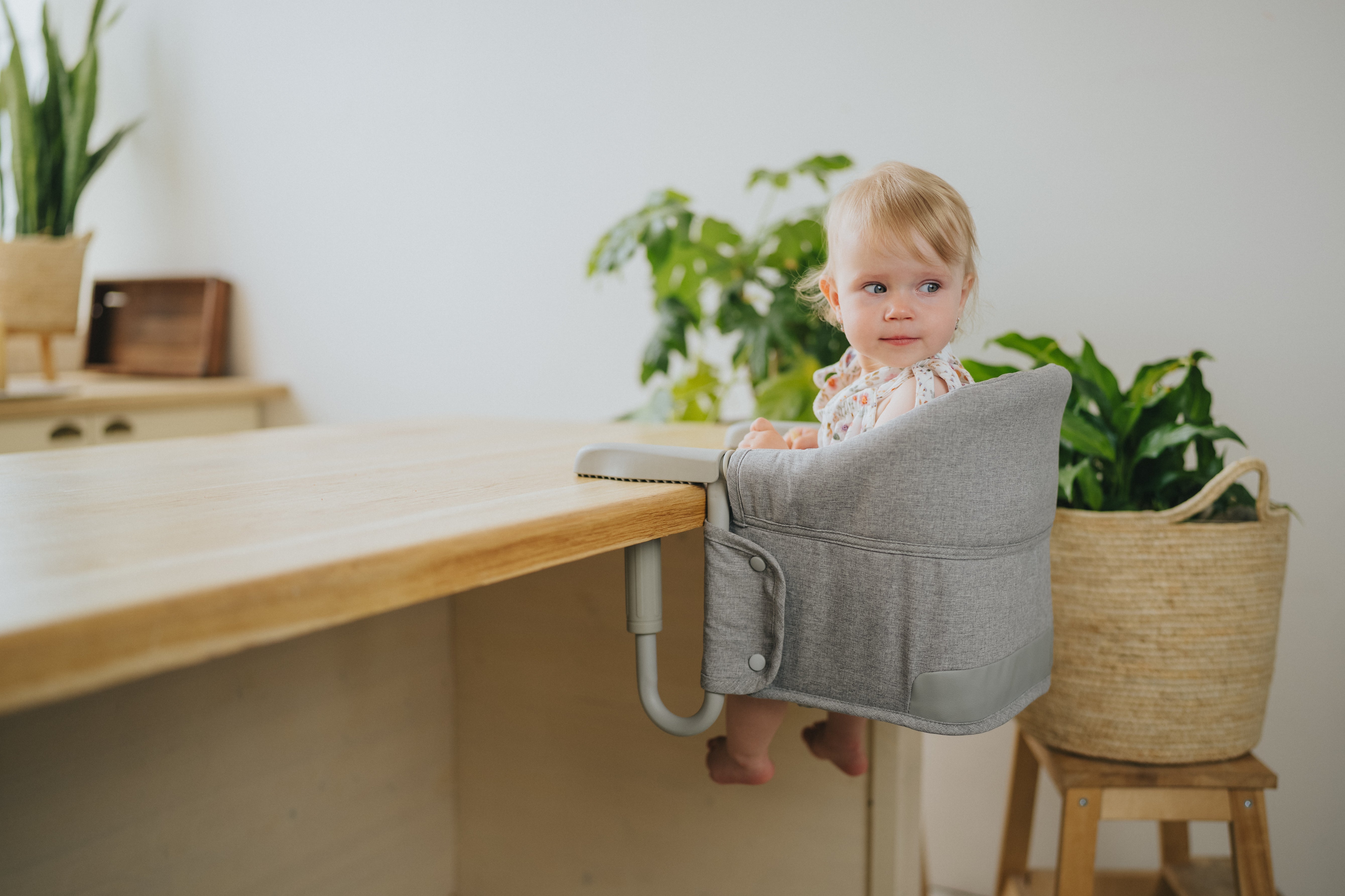 Cestovní jídelní židlička Monkey Mum® - šedá - rozbalená